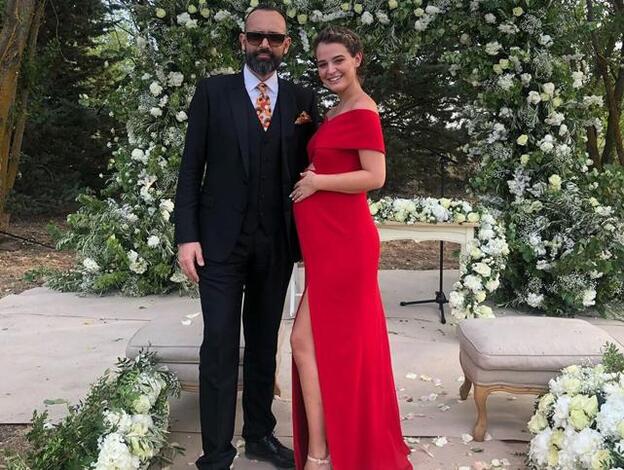 Laura Escanes sabe cuál es el peinado de invitada perfecto si tienes el pelo corto