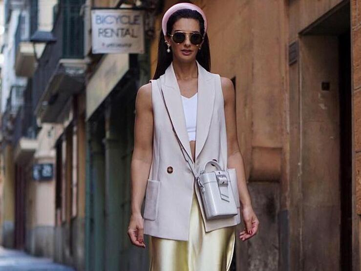 Esta influencer nos enseña cómo sacarle partido a la nueva prenda de moda: el chaleco