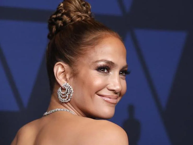 ¿Mejor vestida o desnuda? Juzga tú misma con los looks más espectaculares (y algunos horribles) de Jennifer Lopez en la alfombra roja