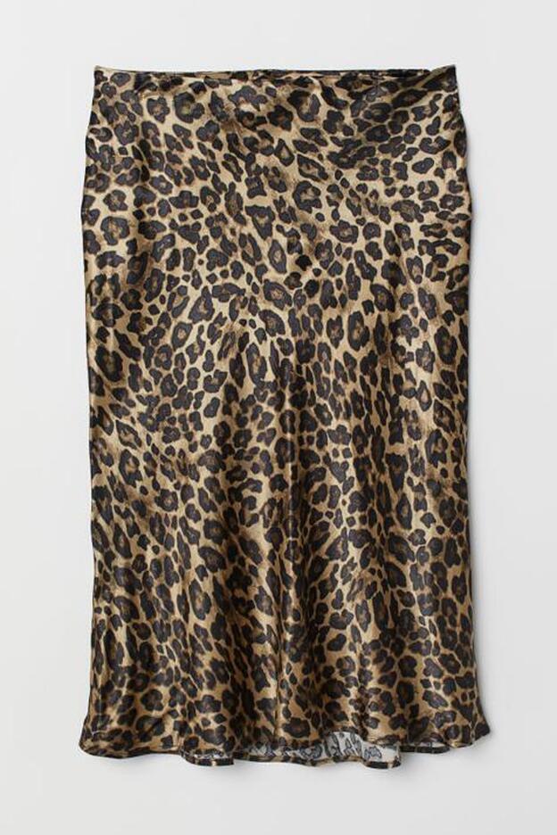 Detalle de la falda midi con estampado de leopardo de H&M tallas grandes.