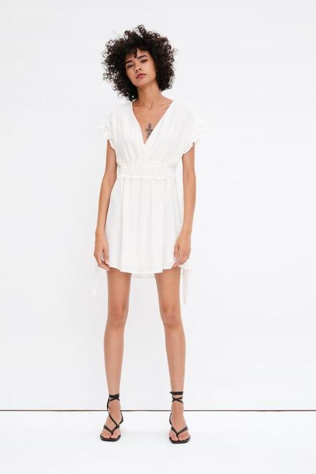 Vestido de escote pico y manga corta acabada en volante, 25,95 euros.