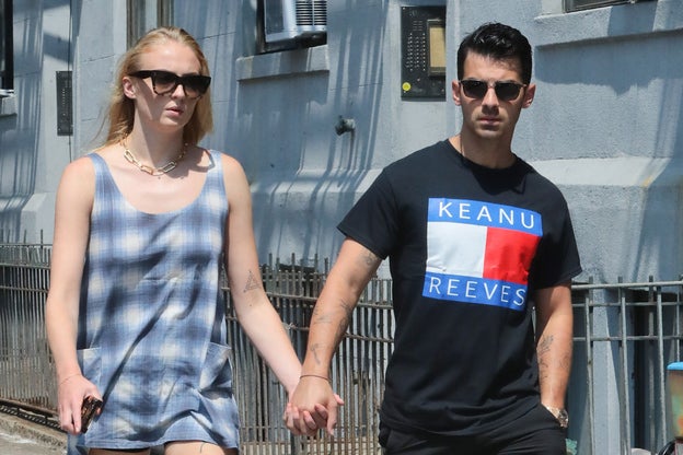 Joe Jonas y Sophie Turner se tatuan a su perro recién fallecido, Waldo