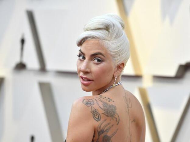 Lady Gaga besándose con un hombre que no se parece en nada a Bradley Cooper