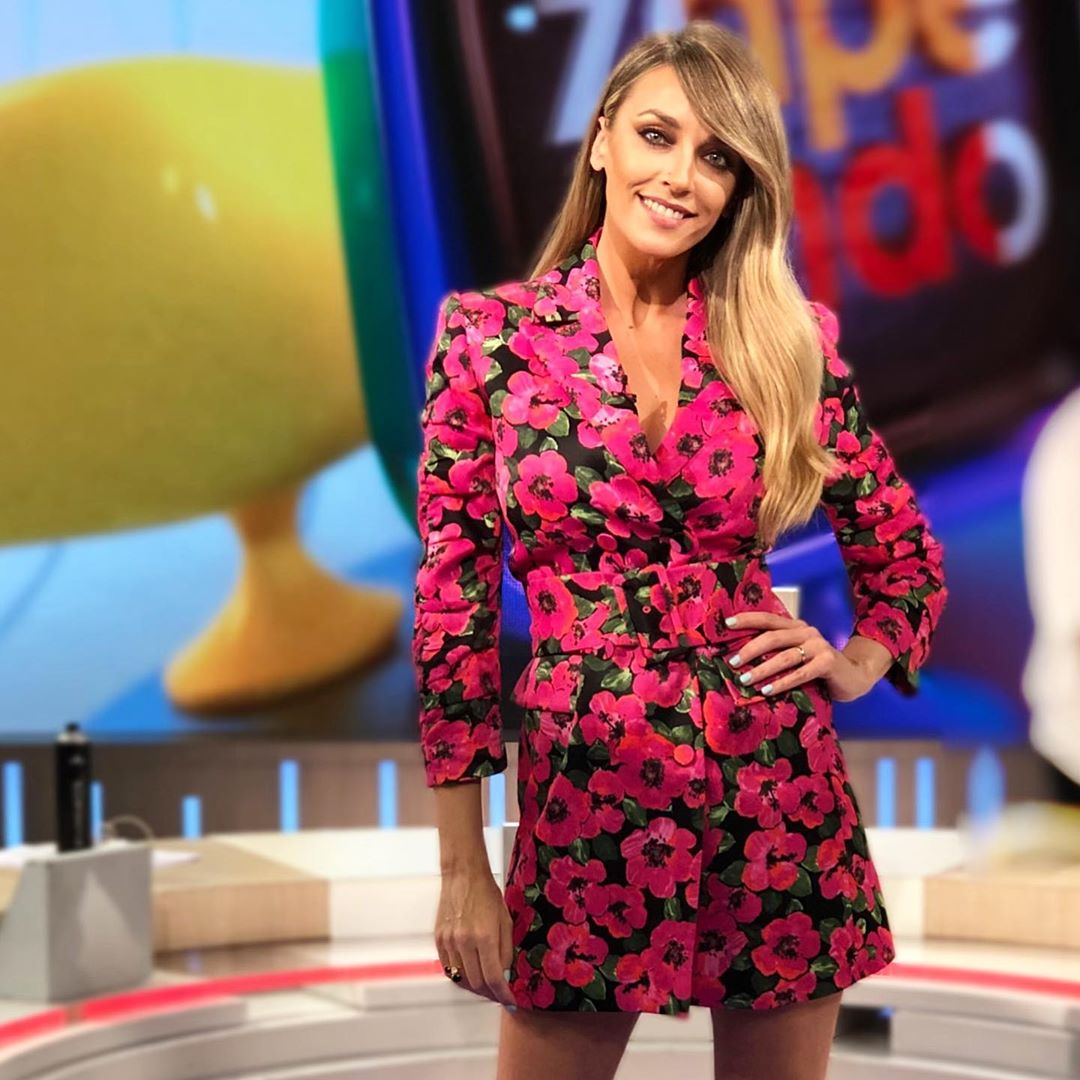 Los mejores looks de Anna Simon: vestidos y conjuntos con los que ha triunfado en televisión