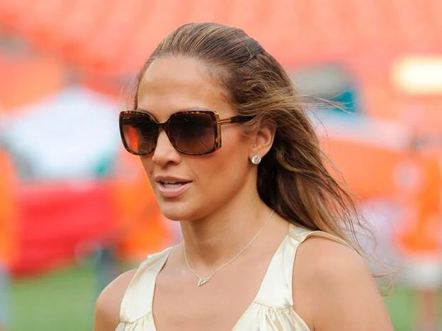 Jennifer Lopez ha sido cazada en bikini y sin Photoshop su tripa pierde sus abdominales. Pincha sobre la foto para ver los posados más sexys de las famosas en traje de baño./cordon press.