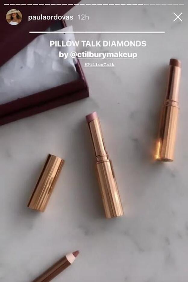 Paula Ordovás muestra los nuevos labiales Diamond Pillow Talk de Charlotte Tilbury,.