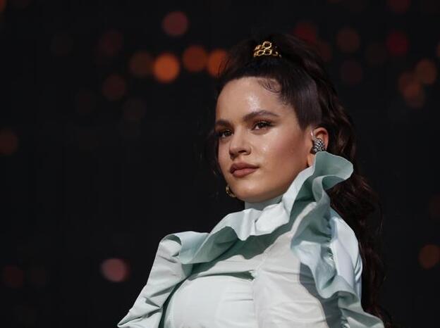 Rosalía deslumbra con los dos tonos de labial que triunfarán esta temporada