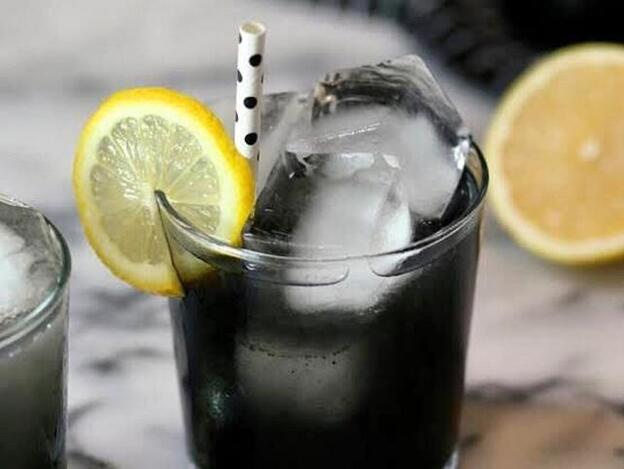 ¿Por qué todo el mundo está bebiendo limonada negra? Mira cómo se hace