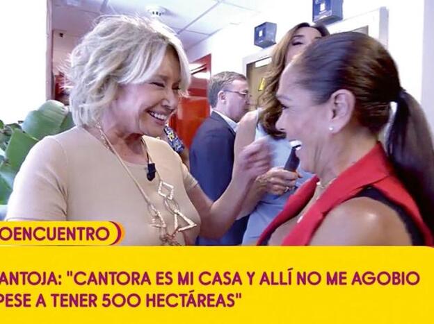 Un momento del encuentro entre Isabel Pantoja y Mila Ximénez en los pasillos de Telecinco./Telecinco