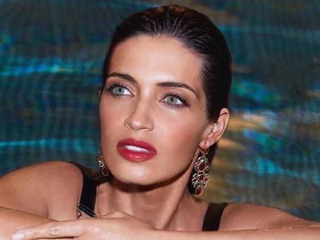 El posado en bañador de Sara Carbonero en su verano más difícil