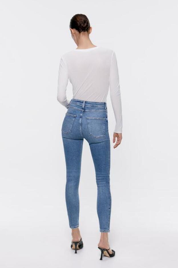 Estos vaqueros de Zara te harán tipazo por menos de 30 euros