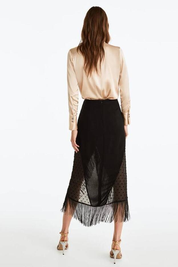 La falda de invitada de esta temporada es de Uterqüe