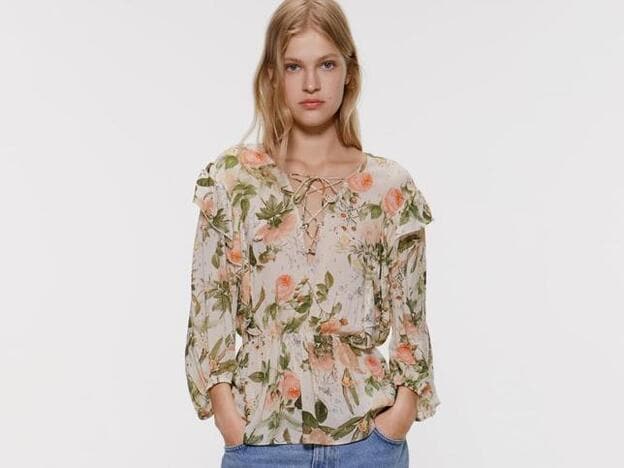 Con estas blusas florales de la nueva de Zara vas a lucir tipazo hasta el | Hoy
