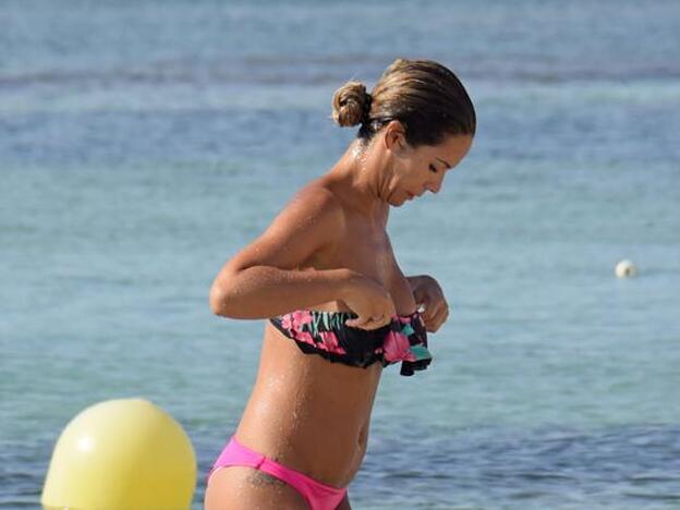 Las fotos de Tamara Gorro cambiándose el bikini delante de todos