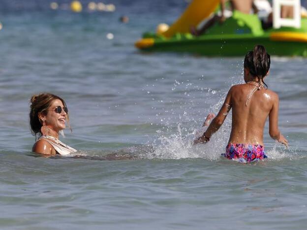 ¿Tiene Elena Tablada el look en bañador más incómodo para ir a la playa?