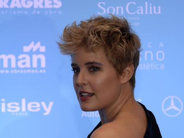 El posado en bikini de Tania Llasera para reivindicar las curvas y el 'real body'