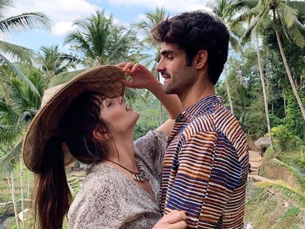 El apasionado beso de Andrea Duro y Juan Betancourt