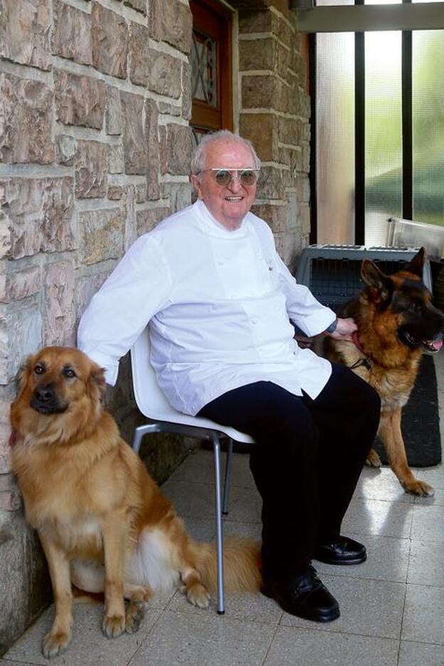 El cocinero Juan Mari Arzak con sus dos perros, Mateo y Bruno.