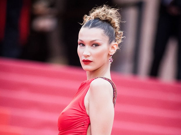 Bella Hadid se ha cambiado el look y ahora lleva el pelo muy rubio