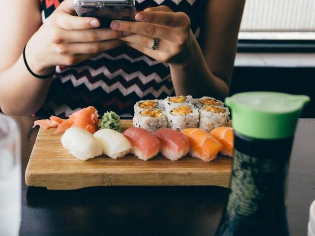 Cenar tarde engorda: esta es la hora que recomienda un estudio si no quieres ganar peso