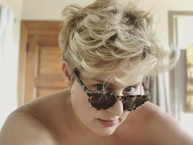 Tania Llasera muestra sus kilos de más (postvacacionales) con orgullo