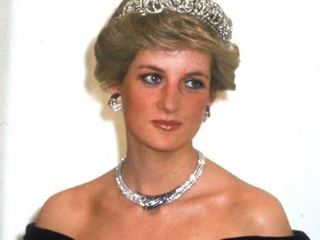 Pincha en la imagen para descubrir 20 looks de Diana de Gales que siguen siendo tendencia./gtres