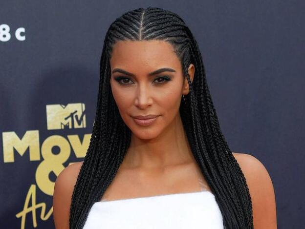 A Kim Kardashian se le va la mano con el Photoshop y aparece con seis dedos