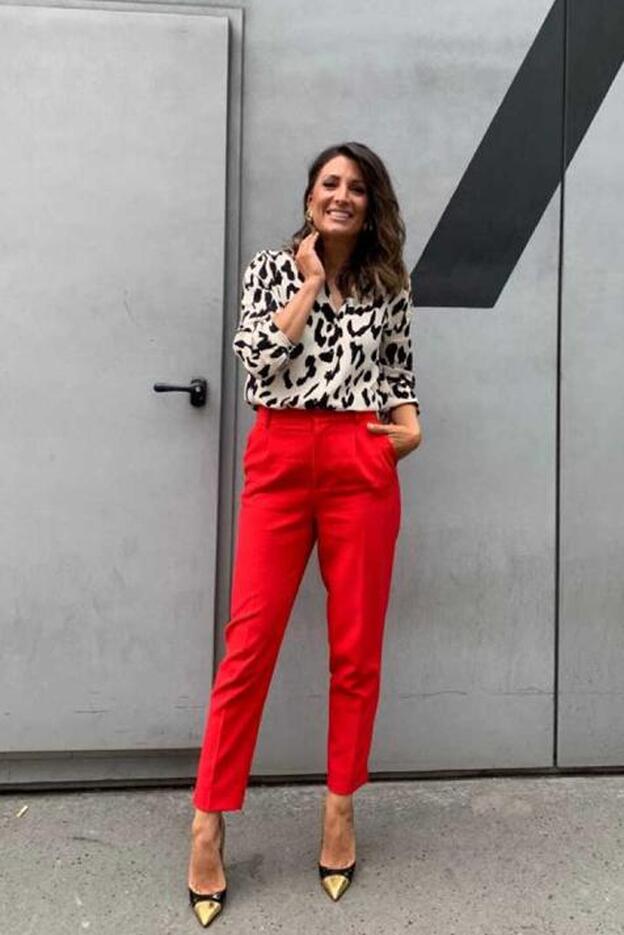 Nagore conjuntó la camisa de Mango con unos pantalones rojos de Zara.