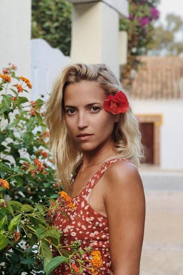 Ana Fernández agota el vestido de Pull & Bear que te soluciona los últimos días de vacaciones