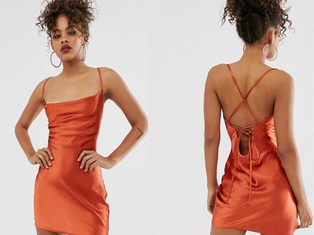 Minivestido camisola de tirantes finos con parte posterior acordonada y acabado muy brillante en satén de Asos, 44,99 euros.