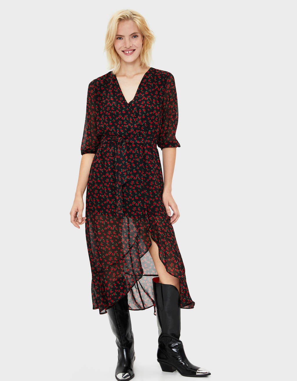 Los vestidos de la nueva colección de Bershka que mejor sientan combinan con sandalias y también con botas