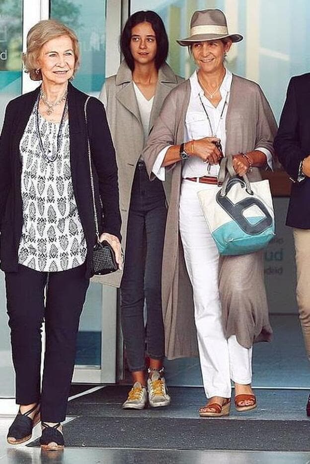 Victoria Federica a la salida del hospital con su madre, la infanta Elena y su abuela, la reina Sofía.