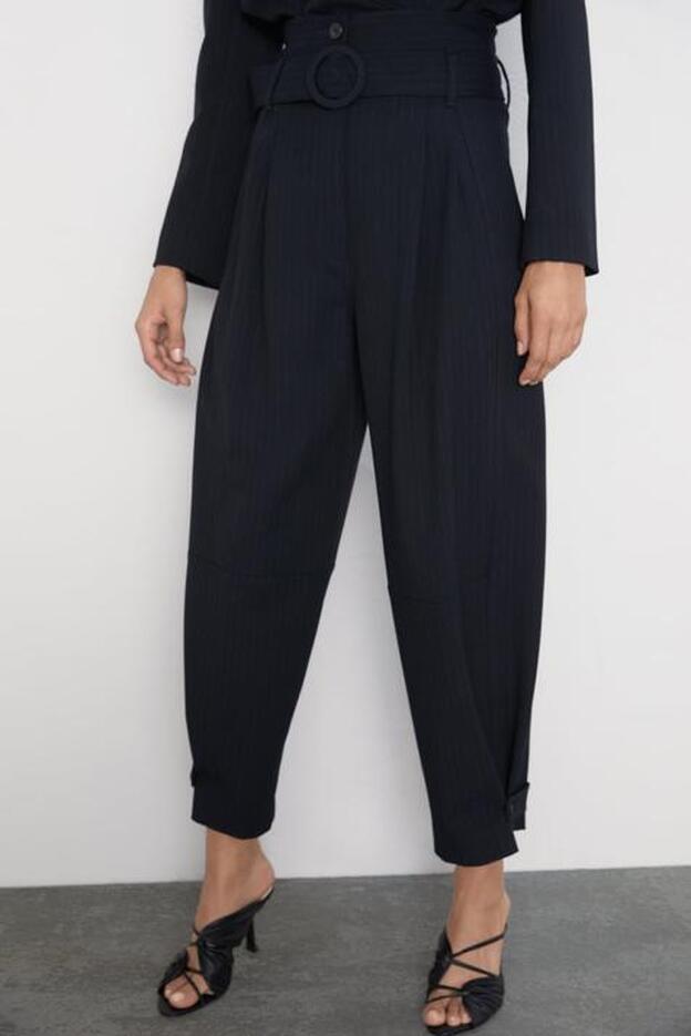 Pantalones anchos rayas de Zara. (49,95 euros).