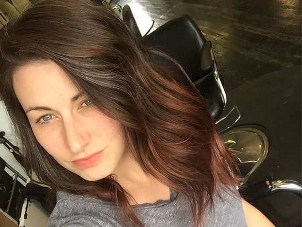 Strawberry brunette es la mejor forma a de añadir un toque del rojo de moda al pelo castaño