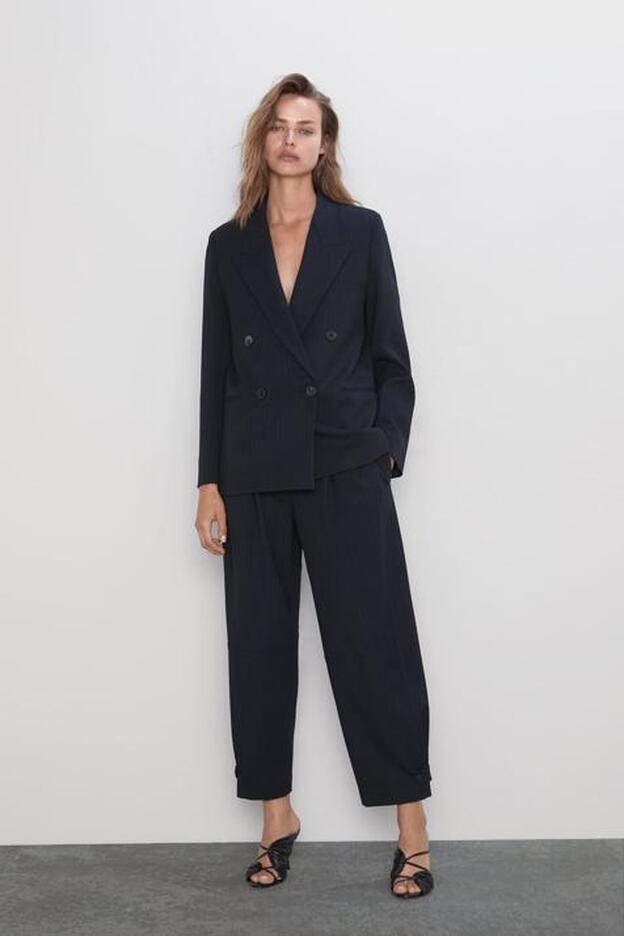 Traje de chaqueta y pantalón de Zara.