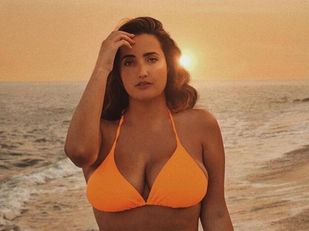 La influencer curvy que desafía a las críticas con el polémico estampado de su bikini