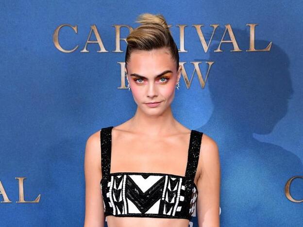 Cara Delevingne arriesga con el maquillaje de ojos multicolor perfecto para despedir el verano