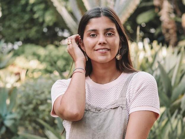 María García de Jaime tiene la falda de Oysho que puedes usar con sandalias ahora y con botas en otoño