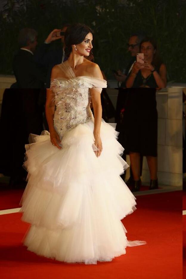 Penélope Cruz brilla con un exagerado vestido princesa en el Festival de Venecia