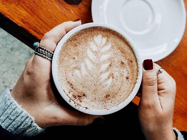 Estos nuevos esmaltes de uñas ¡huelen a café!