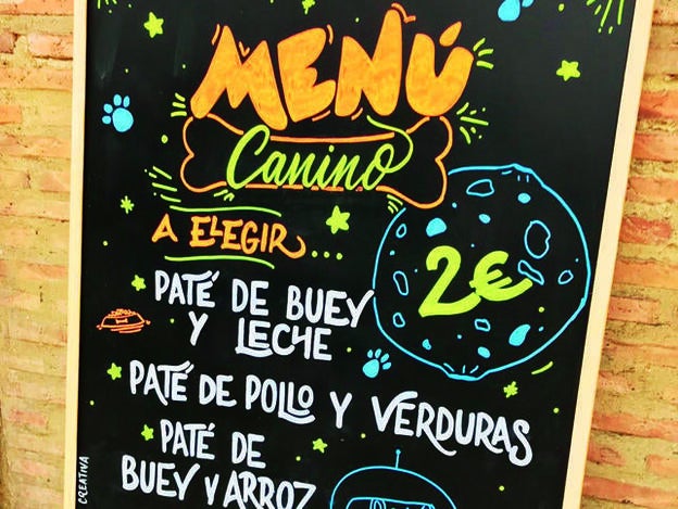 Imagen del cartel con el menú que se puede degustar en el Snack-attack de Valencia.