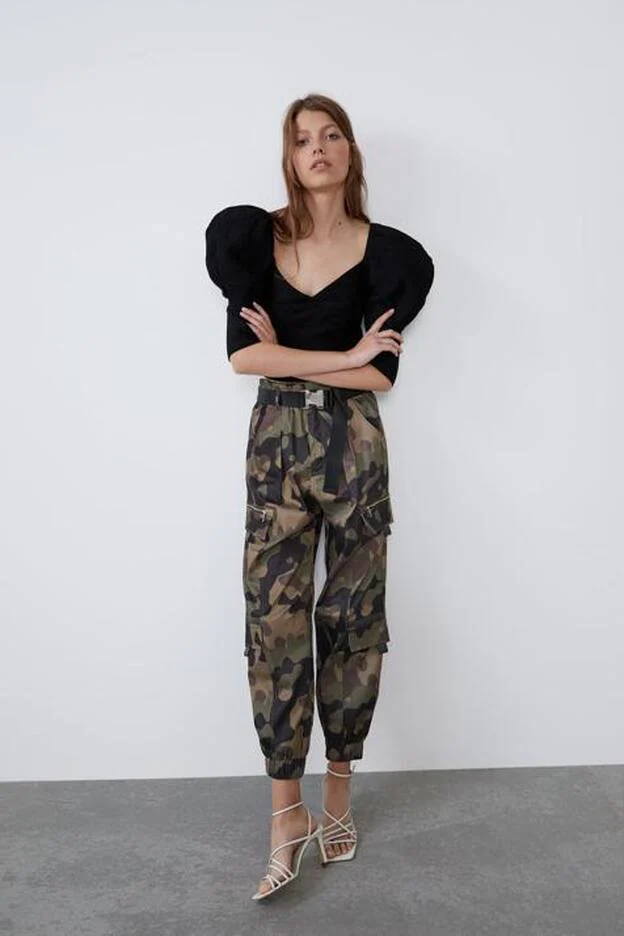 Ana Moya ha propuesto un look para tres ocasiones diferentes con unos pantalones de camuflaje de Zara,