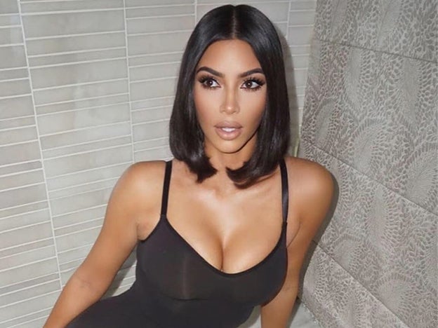 Kim Kardashian se hace su propio maquillaje, arrasa en Instagram y deja sin palabras a su equipo de belleza