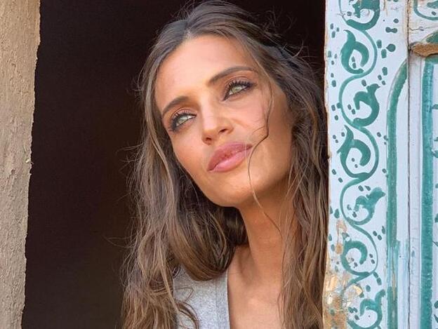 Sara Carbonero tiene las zapatillas de moda (y nos encanta cómo las ha combinado)