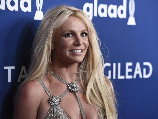 Britney Spears cambia radicalmente de look y se despide de su melena rubia con un tinte de pelo ideal para el otoño