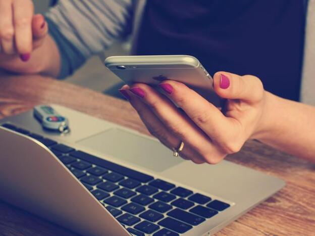 La razón por la que no deberías llevar el móvil al baño