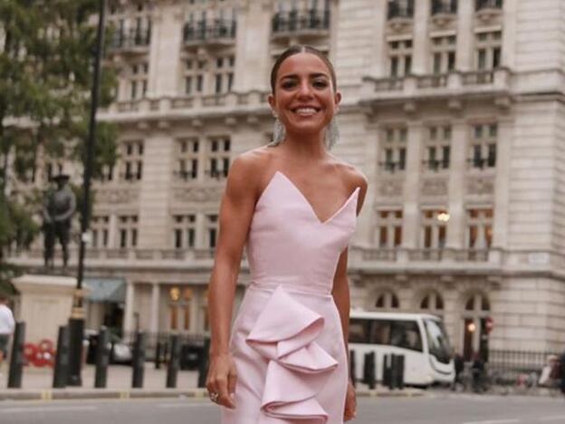 Vas a querer un vestido rosa en cuanto veas el look de alfombra roja de Paula Ordovás