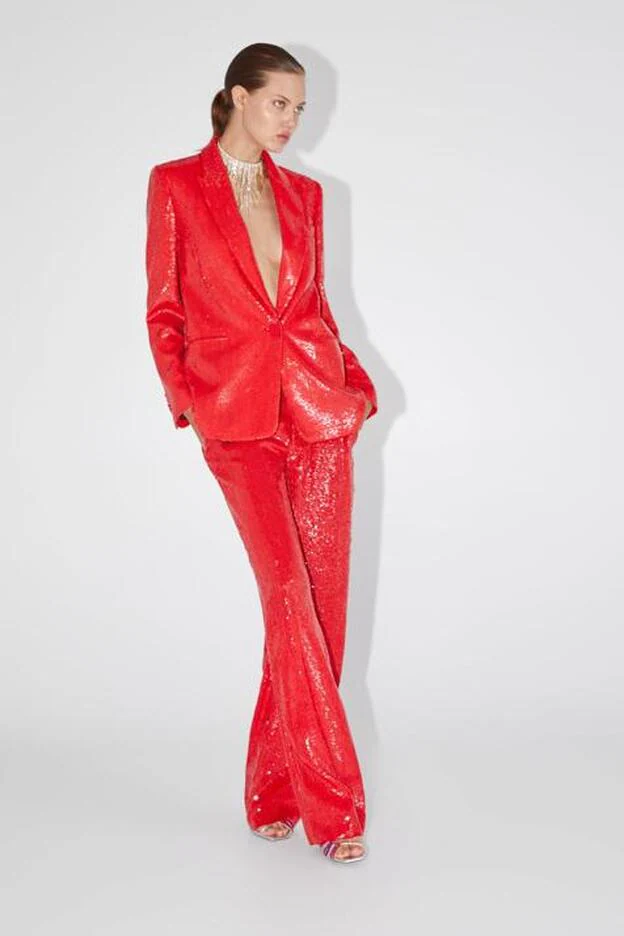 El traje de lentejuelas rojas de Mery Turiel es de la nueva coelcción de Zara.
