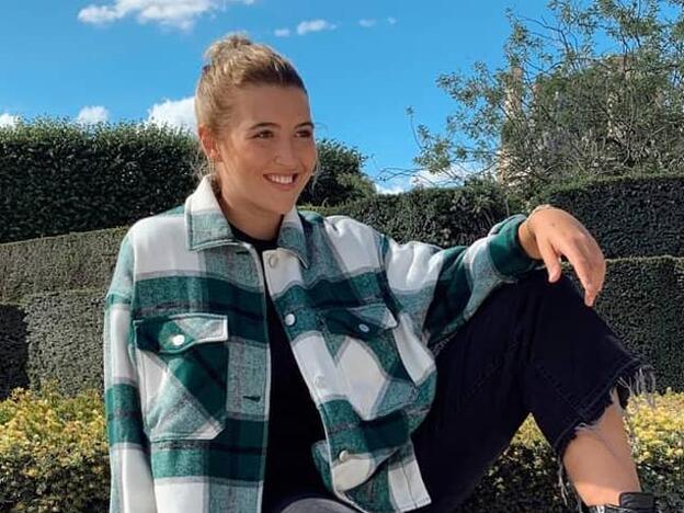 Esta falda de Zara de Alba Díaz cuesta menos de 18 euros y es ideal para usarla con botas