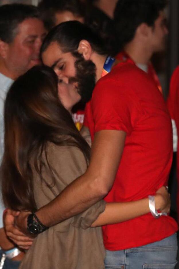 Ricky Rubio besa a su novia en la celebración del Mundial de baloncesto.